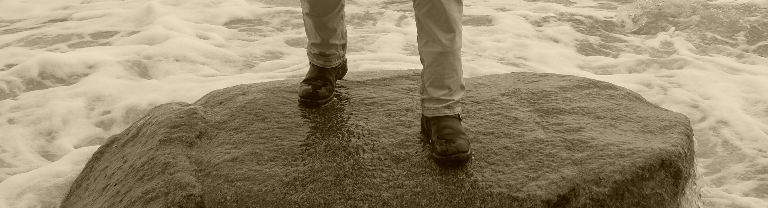 Schritt auf einem mit Wellen umtosten Fesen. Ralf Käppler