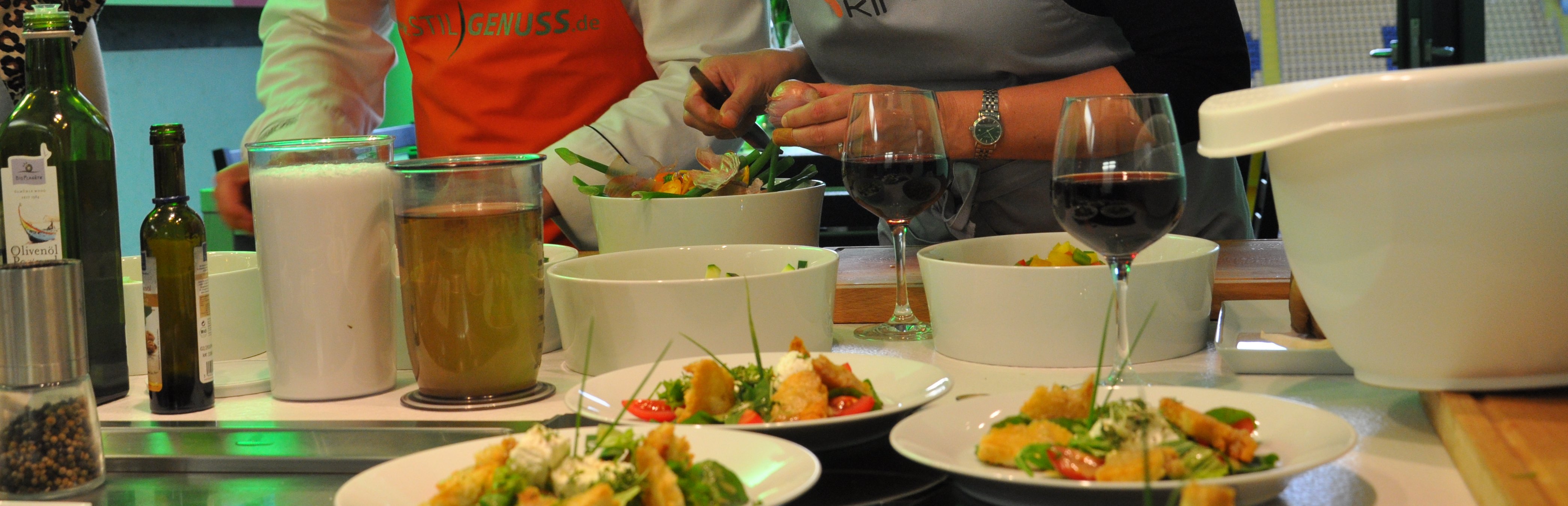 Teamkochen mit Geschirr und Teilnehmern in Aktion