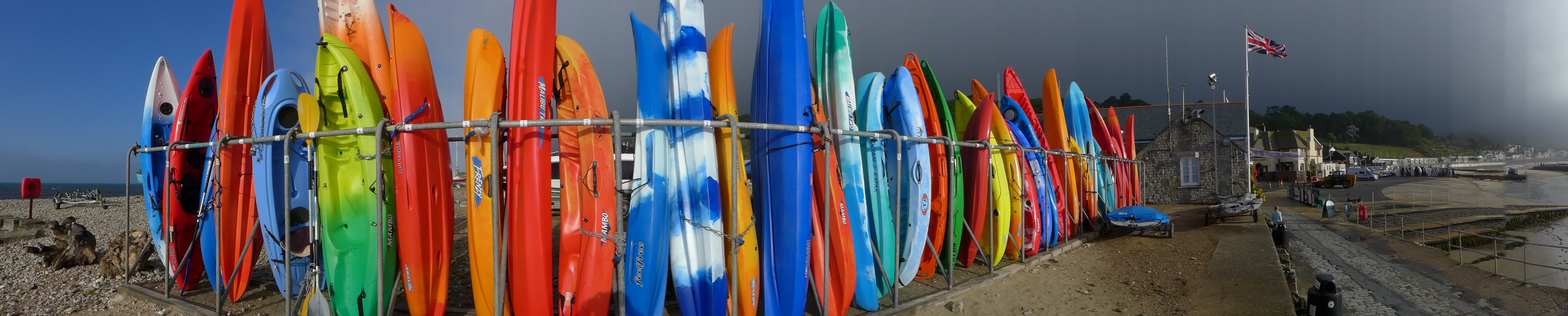 Sturmbild mit Surfbrettern am Strand