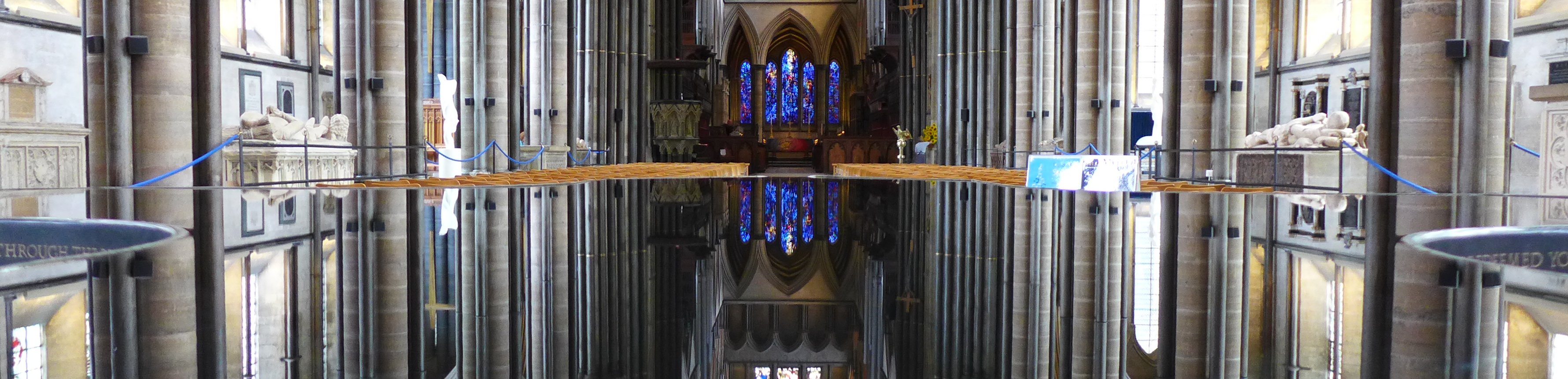 Sallisbury Kirchenfoto mit Spiegelung im Taufbecken