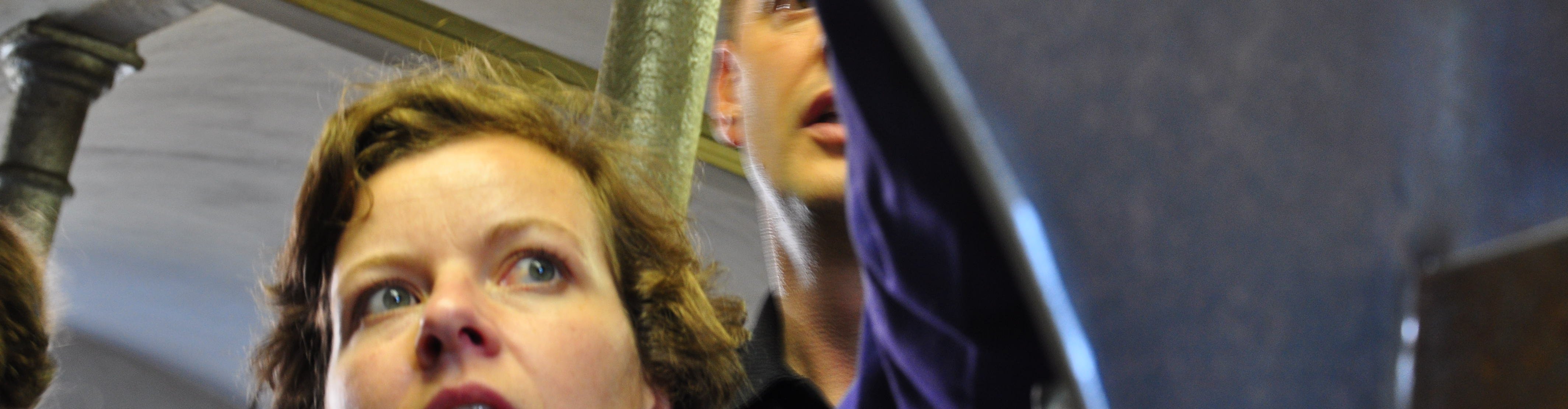 Erschrockene Gesichter bei der Verhandlung