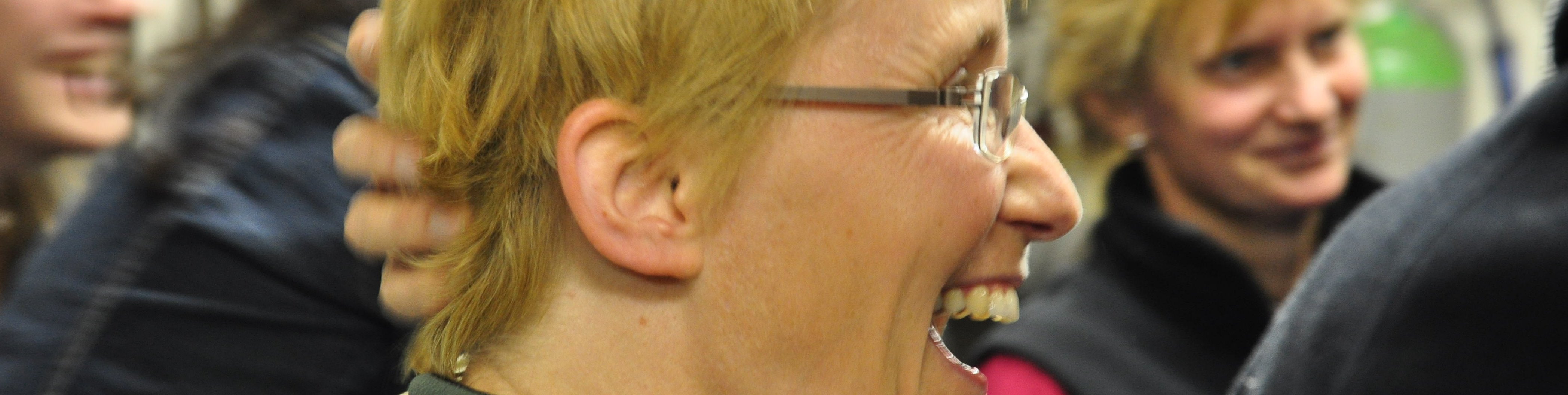 Lachende Teilnehmer beim Seminar Stepout