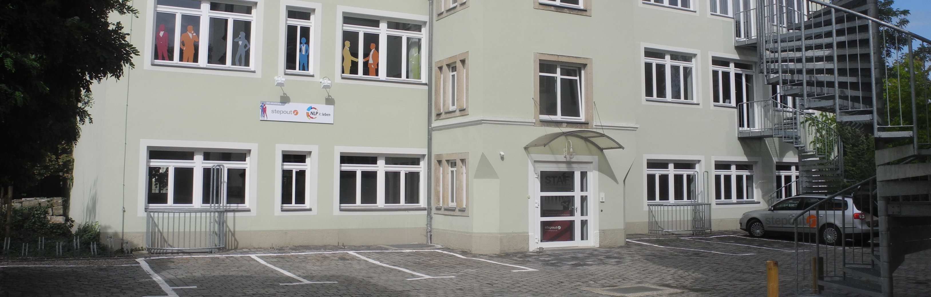 Standort Akademie Stepout Dresden Foto zeigt den Hof vor dem Haus.