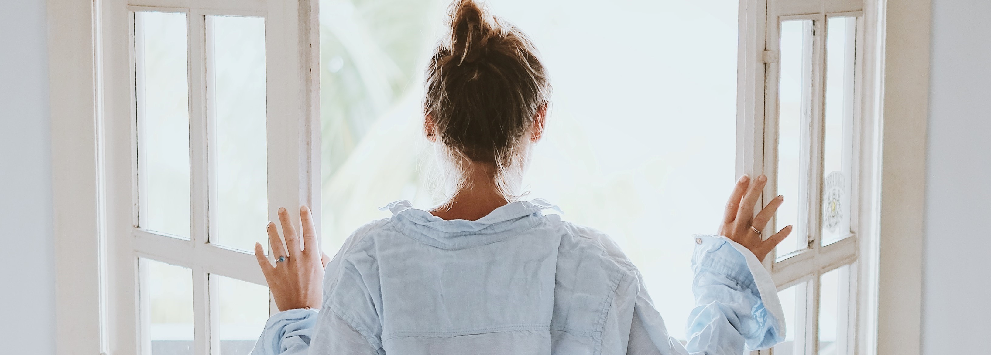 Frau sucht Physiotherapie schaut aus dem Fenster.