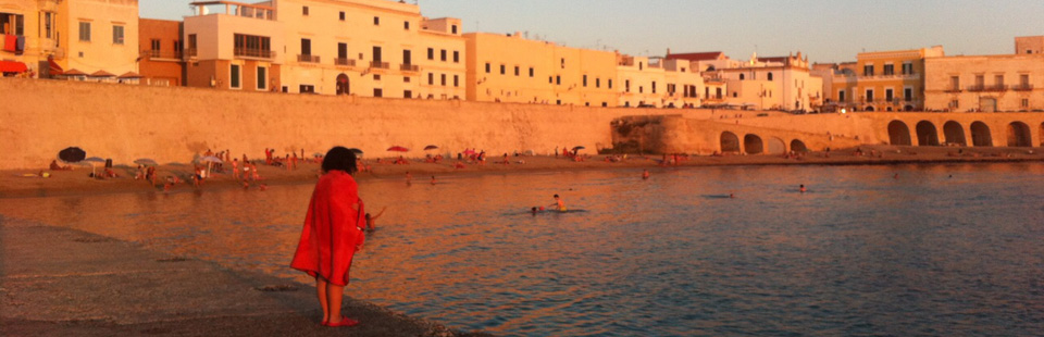 Frau schaut verstört ins Wasser