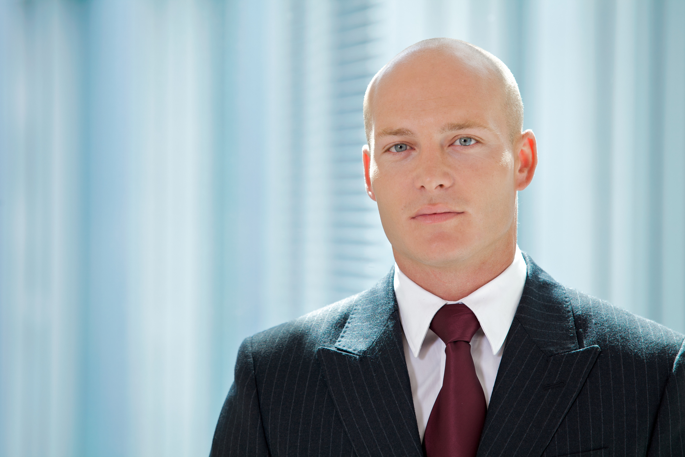 Führungskraft vor business hintergrund ernst seriös.