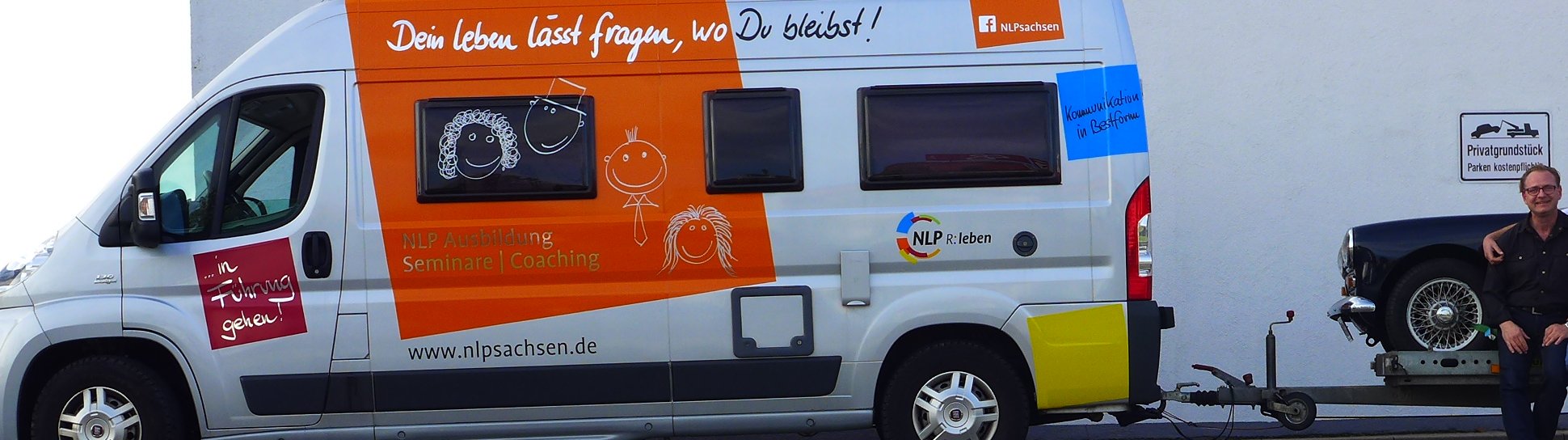 Büromobil und Hänger mit Oldtimer als Gespann. Stepout on tour.