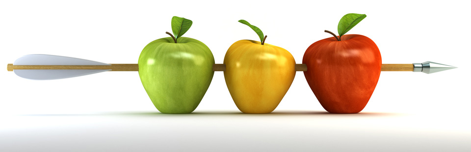 Foto ein pfeil durchdringt drei unterschiedlich farbige äpfel gleizeitig
