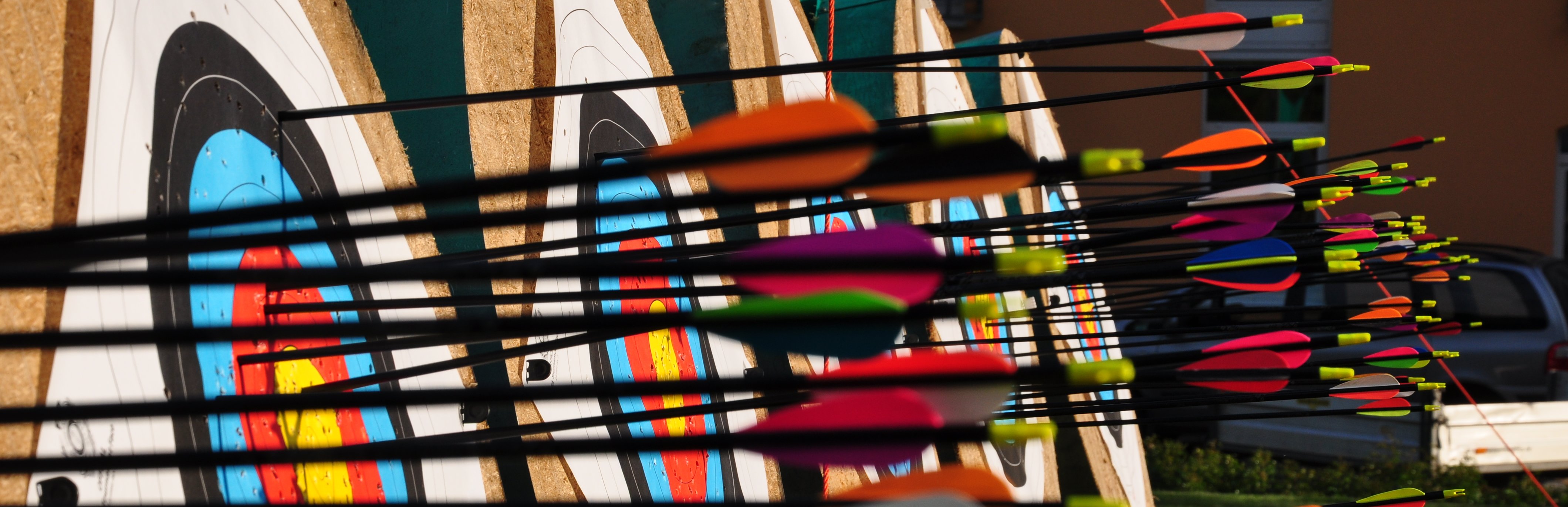 Foto ca. 100 Pfeile auf diversen Zielscheiben zur Zielerreichung