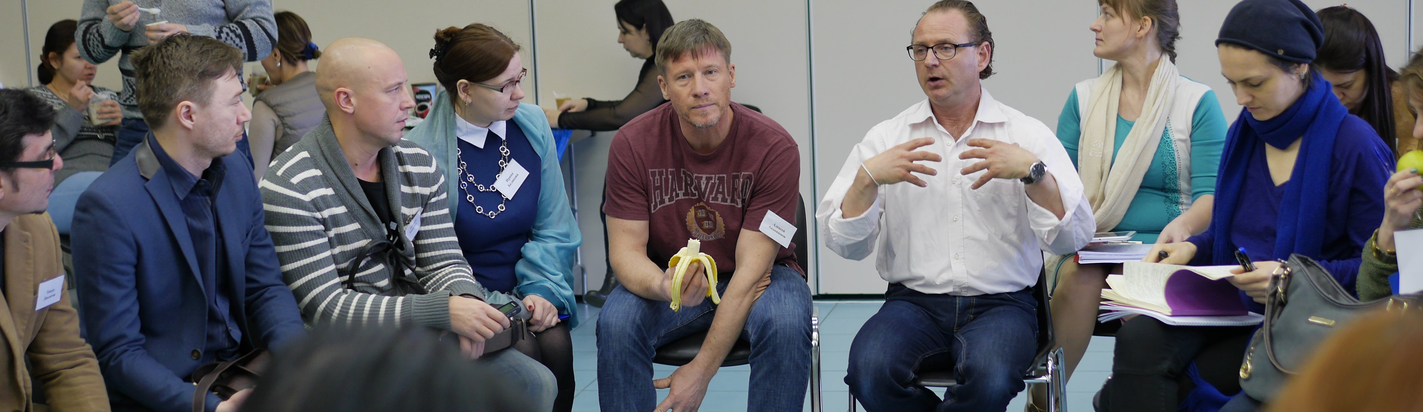 Ralf Käppler zeigt einigen Tilnehmern wie die Sache geht. gespannt zuhörende Gruppe. Dresden