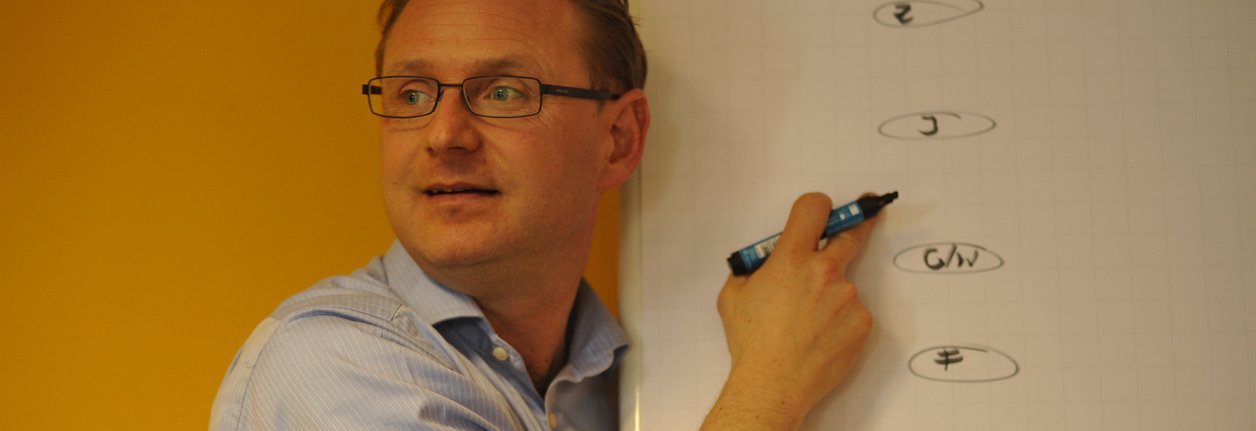 Ralf Käppler am Flipchard in der Erklärung der neurologischen Ebenen nach Robert Dilts