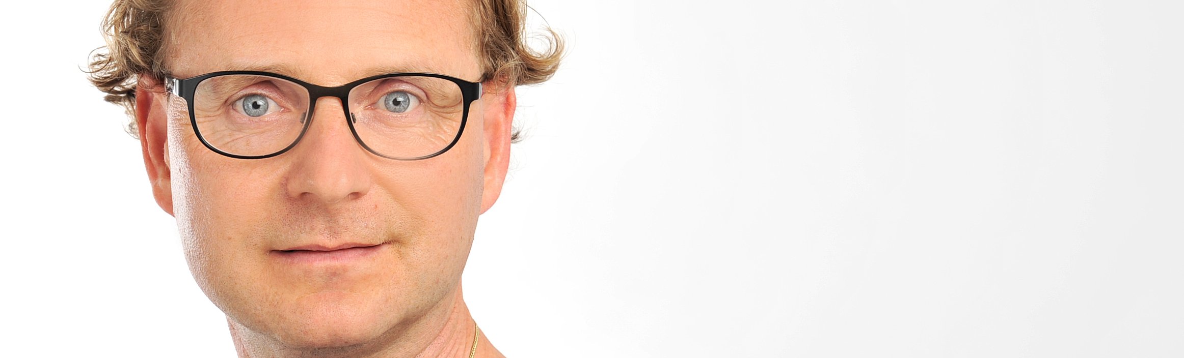 Foto Ralf Käppler mit Brille schauend.