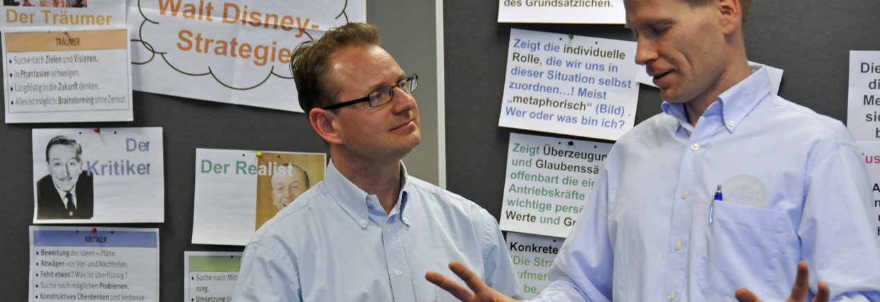 Ralf mit Teilnehmer, In Erklärung zum Verständnis. Foto