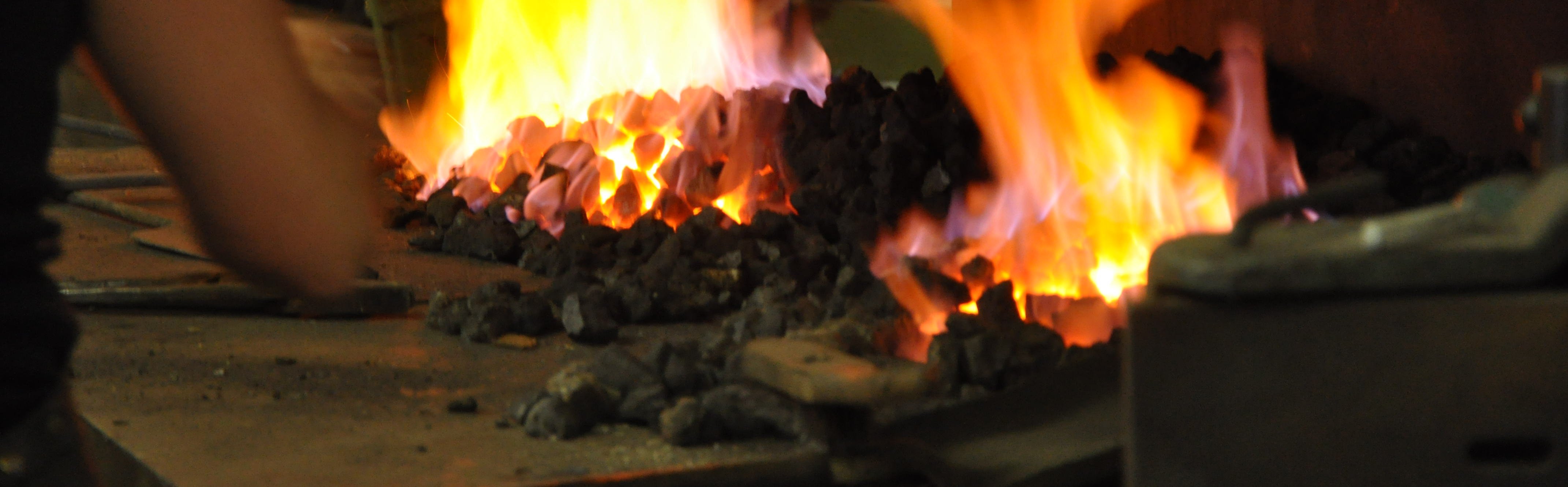 Esse Schmiedefeuer Teamentwicklung am Werkstück Foto zeigt das Feuer