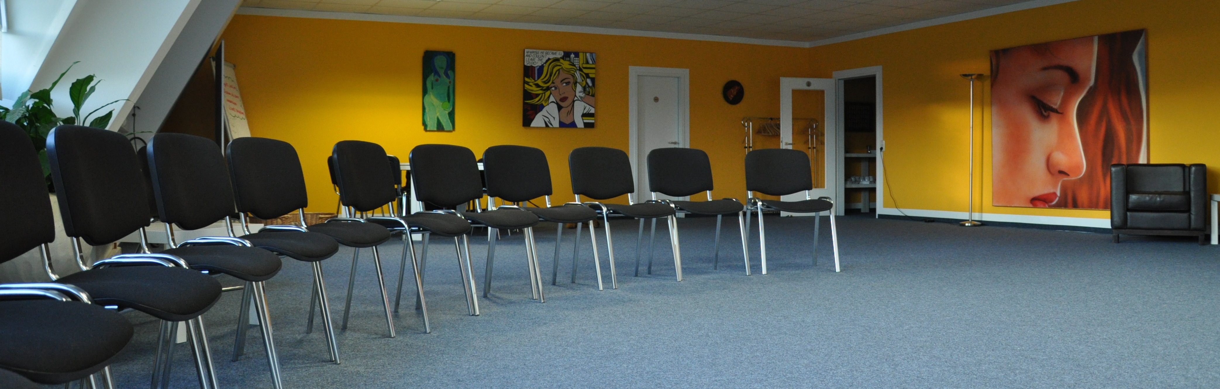 Stühlkreis in den Akademieräumen Altnossener Straße. Dresden.