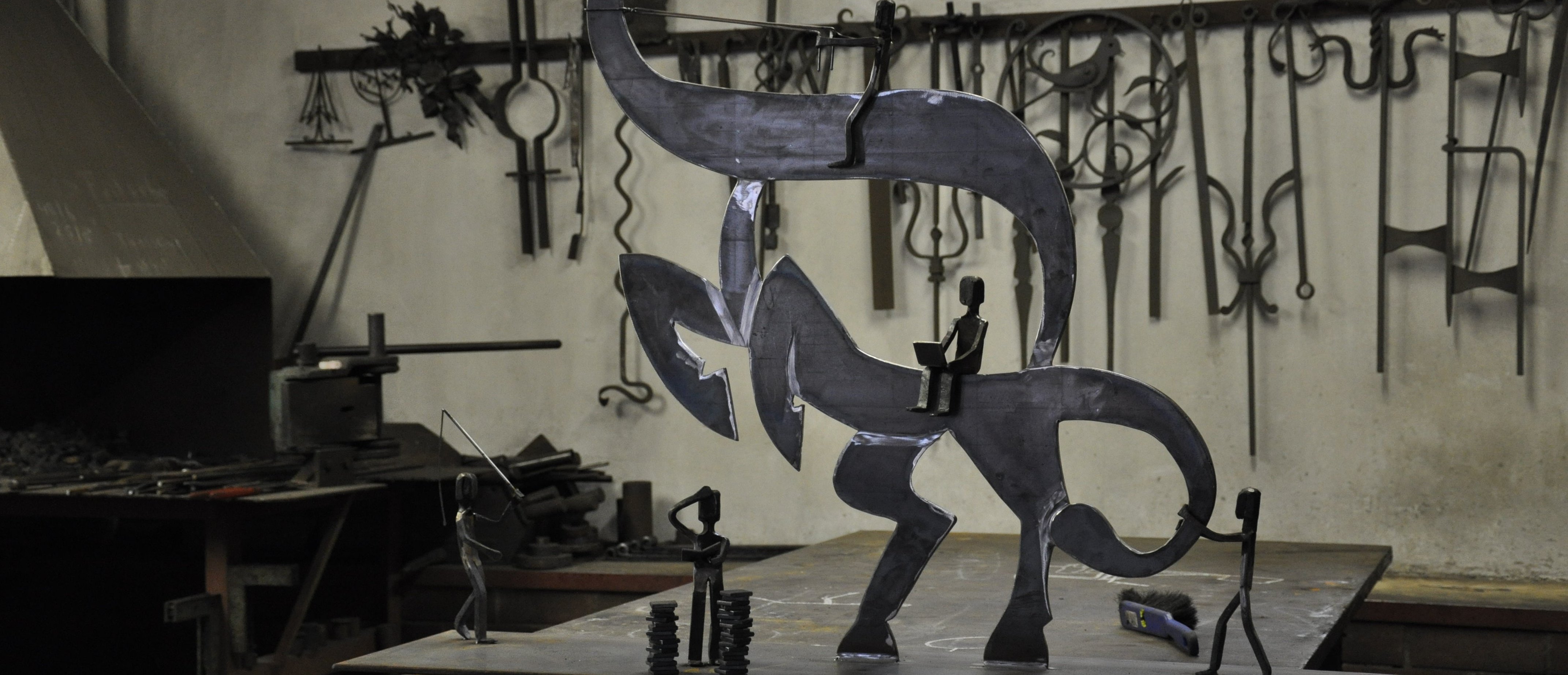 Fertifg Skulptur in der Schmiede. Teamentwicklung Steuerbüro Gregor Koch Stepout in Dresden
