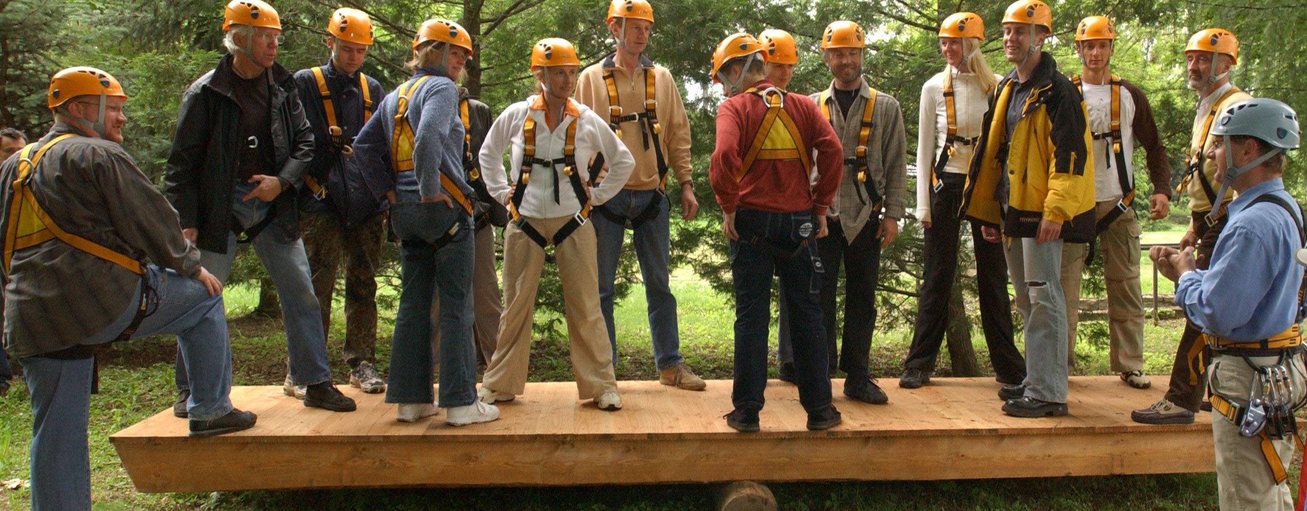 Teamaufgabe systemische Wippe in Balance. Metapher für Teams in Balance. Foto