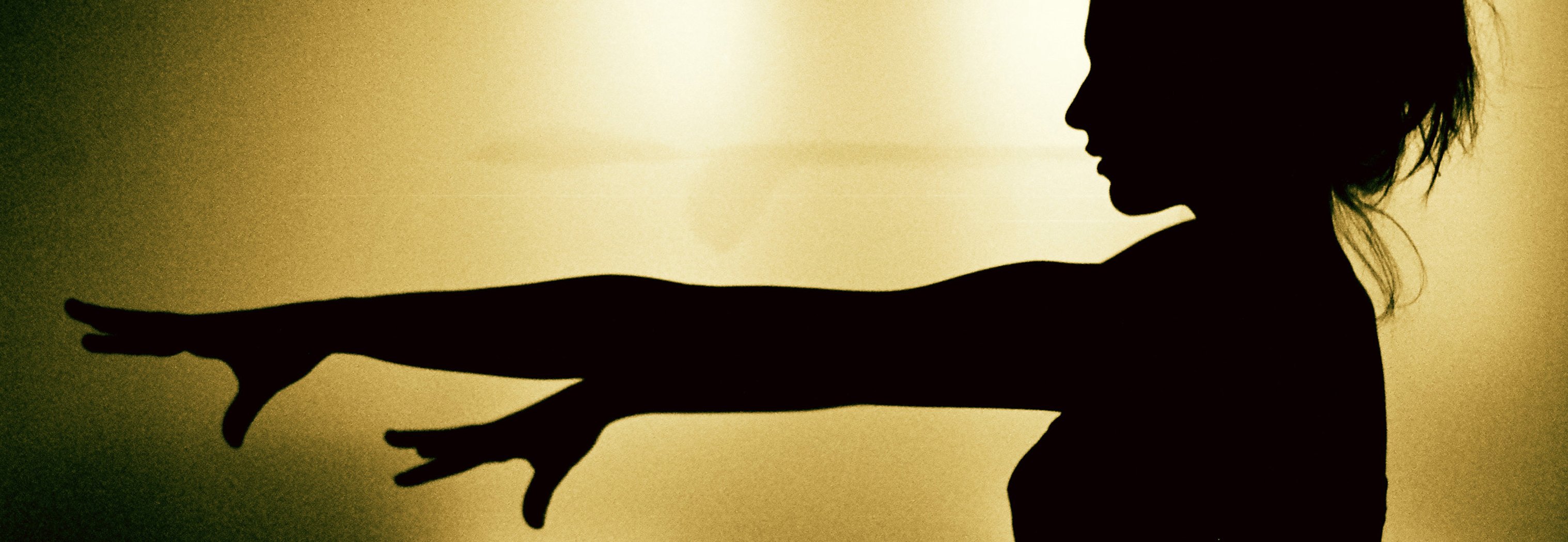 Schlafwandelnde Frau im Gegenlicht. Suchend erfahrend. Blind walk