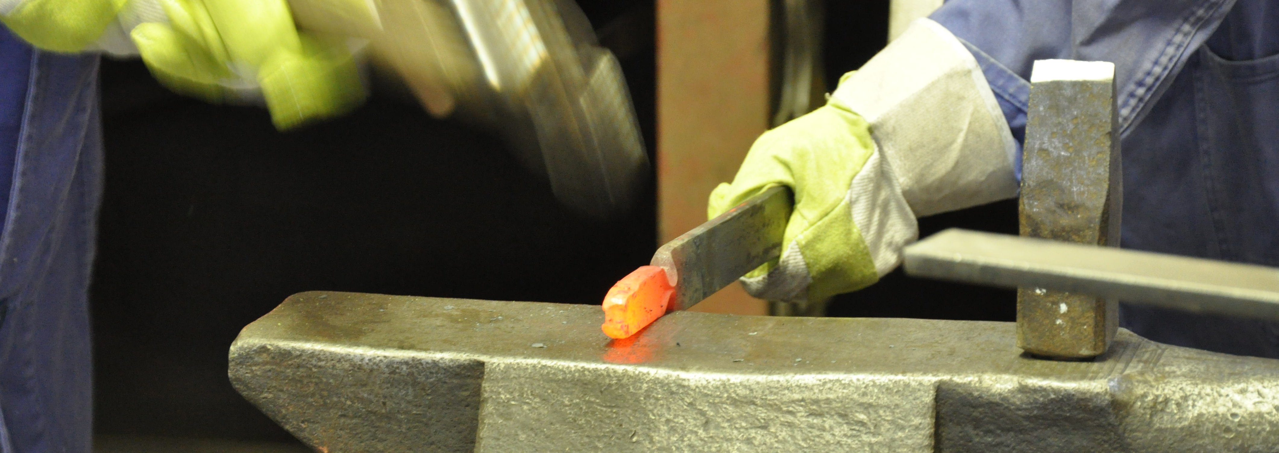 Schmieden am Ambos. Tementwicklung ganz handfest. Das Eisen glüht.