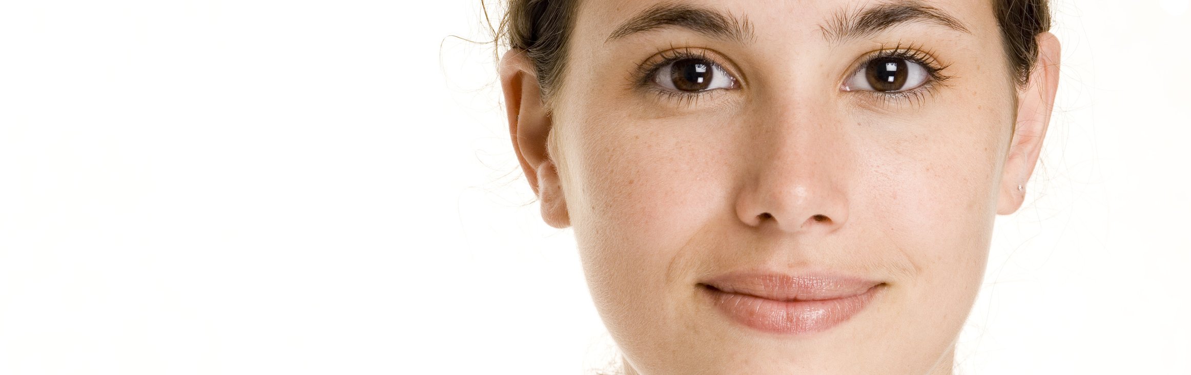 Junge Führungskraft mit offenem ehrlichen Blick nach vorne.