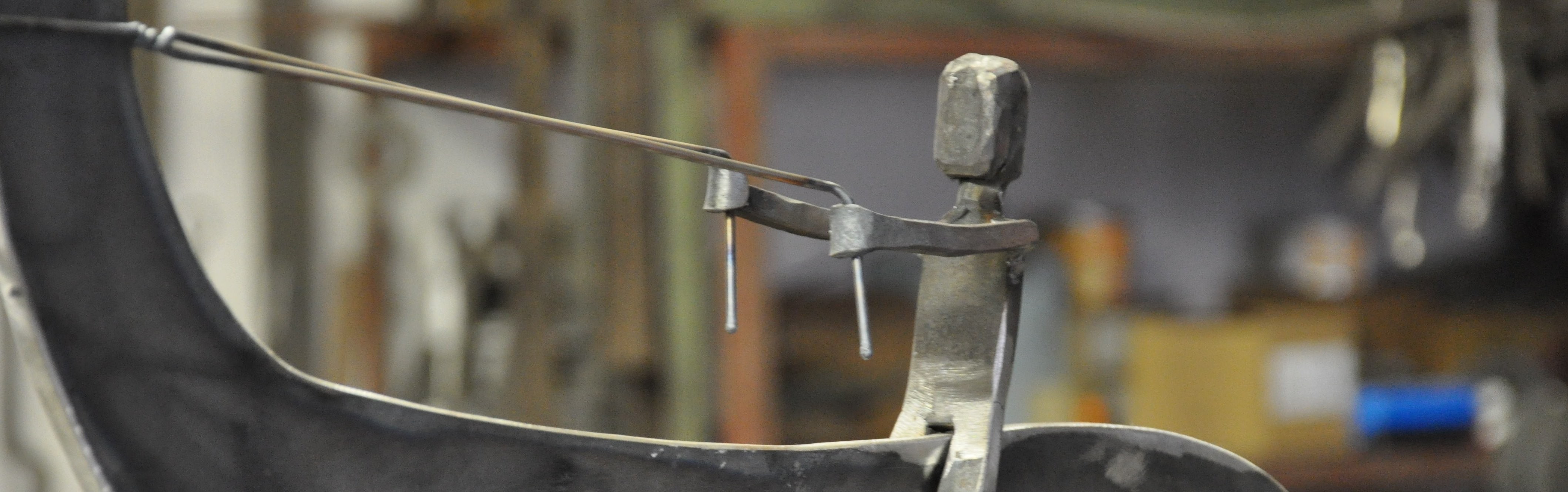 Schmiede Figur aus dem vollen geschmiedet. sitzender Reite. Arbeit als Team.