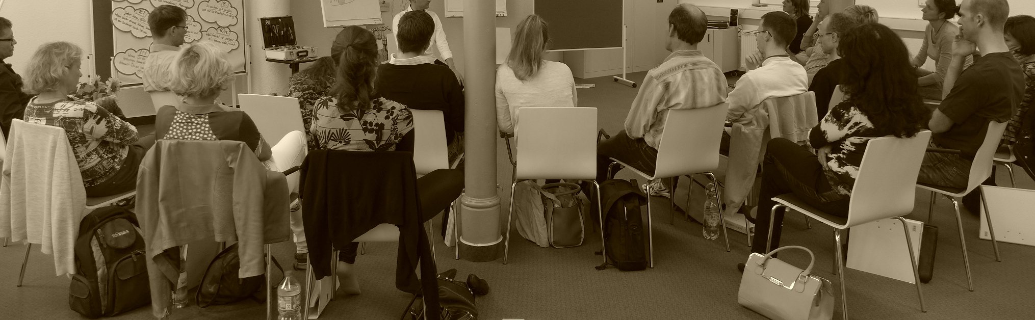 Stuhlkreis Akademie stepout. Menschen hören gebannt den Techniken zu die vorgestellt werden.