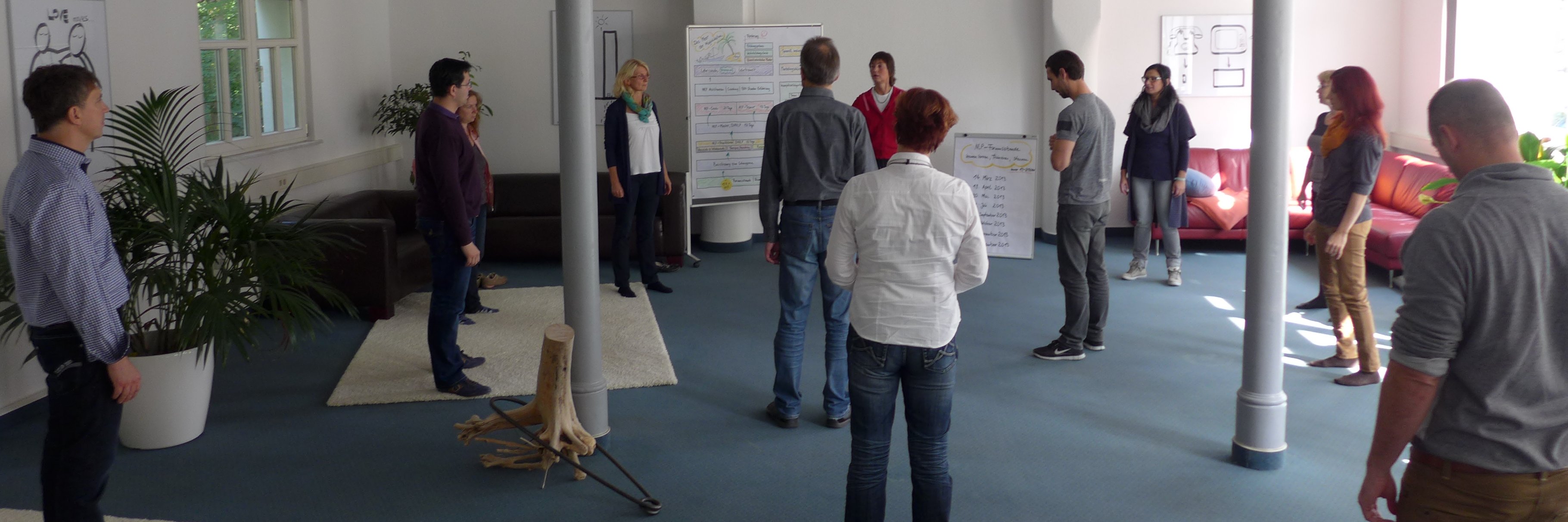 Aufstellungsarbeit zum Systemischen Coach. Businesscoach Menschen in der Arbeit mit dem Werkzeug