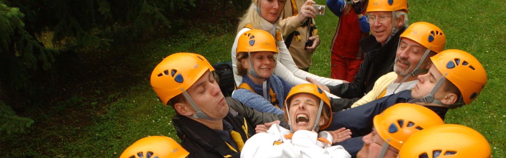 Foto Vertrauensfall eine Junge Dame lässt sich rücklinks schreiend in die Arme der Kollegen fallen.